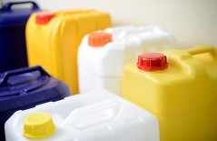 wadah-sampah-yang-terbuat-dari-jerigen-plastik-bekas-kenapa-tidak - Web design surabaya