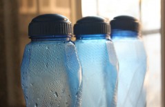tips-membersihkan-bagian-dalam-botol-plastik-tanpa-menggunakan-sikat - Web design surabaya