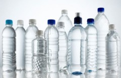 4-bahaya-minum-air-dari-botol-plastik-secara-berulang - Web design surabaya
