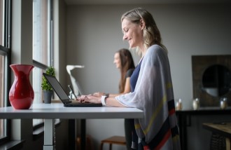 beralihnya-lapangan-bisnis-ke-internet-menggunakan-website-di-era-modern-jasa-pembuatan-web-surabaya-jasa-pembuatan-web-jasa-pembuatan-website-jasa-pembuatan-website-surabaya - Web design surabaya