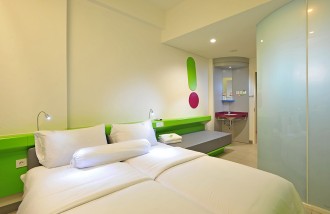 hotel-minimalis-yang-unik-di-hotel-haris-pop-oleh-chendra-cahyadi-dan-mark-design-web-design-jakarta - Web design surabaya