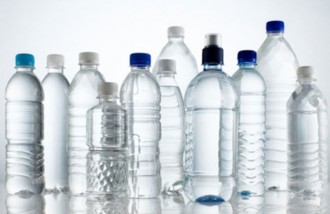 4-bahaya-minum-air-dari-botol-plastik-secara-berulang - Web design surabaya