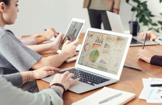 peran-website-sebagai-penunjang-bisnis-di-era-digital-jasa-pembuatan-web-surabaya-jasa-pembuatan-web-jasa-pembuatan-website-jasa-pembuatan-website-surabaya - Web design surabaya