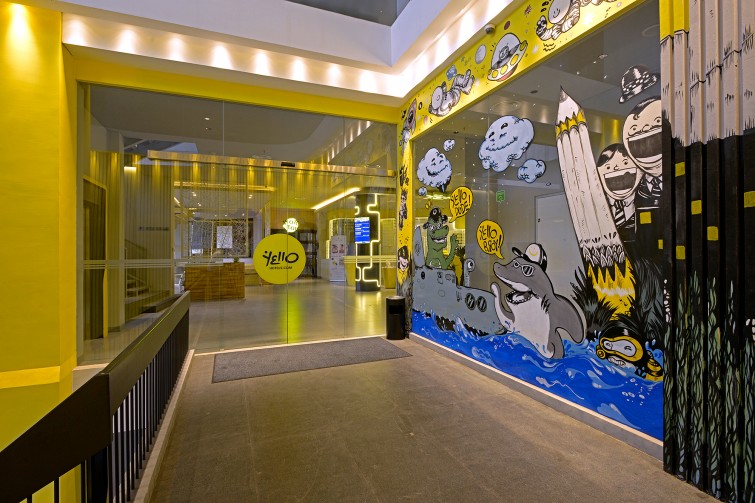 liburan-menyenangkan-dengan-karya-seni-di-hotel-yellow-surabaya-oleh-chendra-cahyadi-dan-mark-design-web-design-jakarta