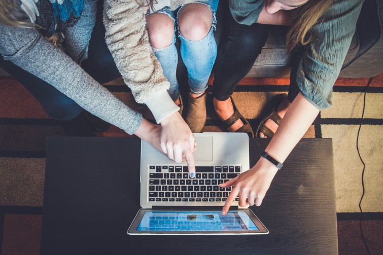 manfaat-menggunakan-website-untuk-bisnis-lebih-real-time-jasa-pembuatan-web-surabaya-jasa-pembuatan-web-jasa-pembuatan-website-jasa-pembuatan-website-surabaya