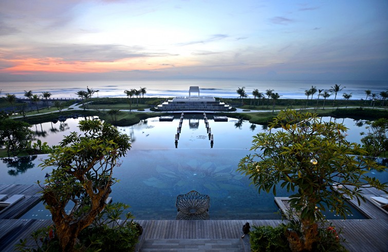 pemandangan-megahnya-pantai-melalui-rumah-luwih-resort-bali