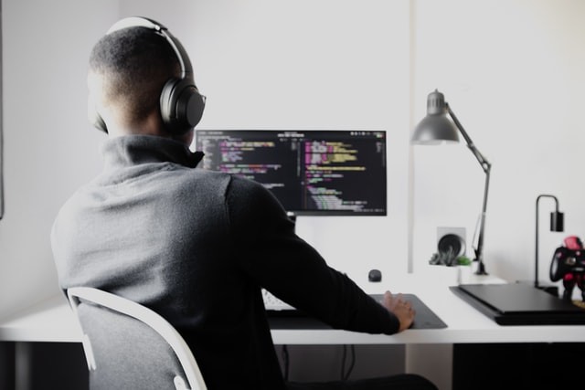 mengikuti-perkembangan-zaman-bisnis-beralih-ke-internet-atau-online-jasa-pembuatan-web-surabaya-jasa-pembuatan-web-jasa-pembuatan-website-jasa-pembuatan-website-surabaya
