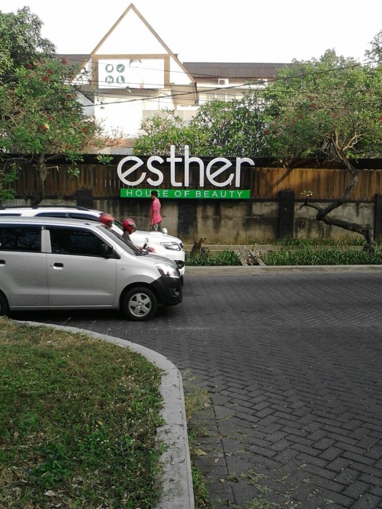 natural-dan-profesional-konsep-yang-diusing-oleh-mark-design-web-design-jakarta-dalam-pembuatan-signage-untuk-esther-house-of-beauty