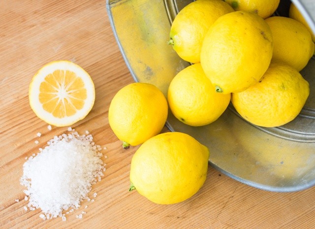 tips-memutihkan-gigi-pakai-lemon-garam-industri-caranya