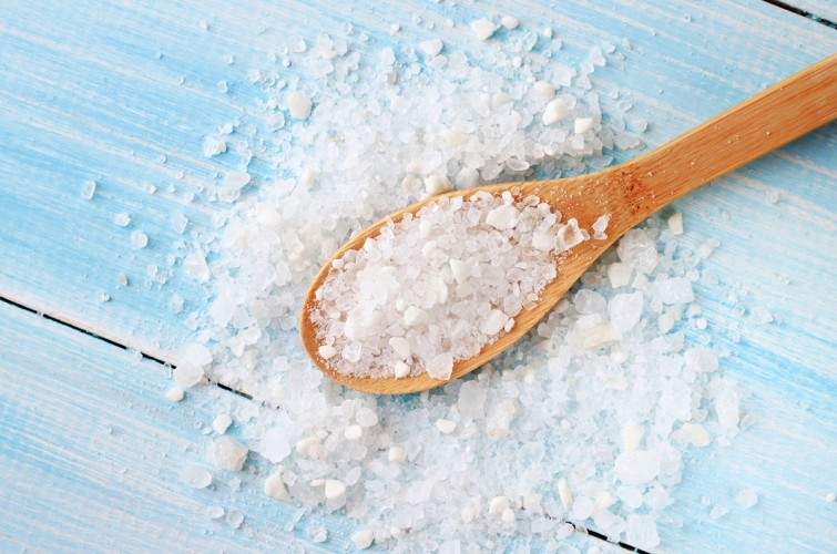 4-secrets-of-brightening-the-face-with-industrial-salt