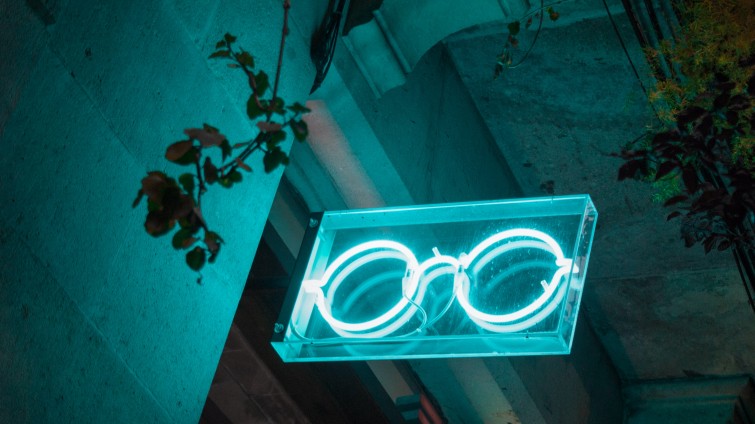 perbedaan-neon-box-dan-neon-sign-yang-harus-kalian-ketahui
