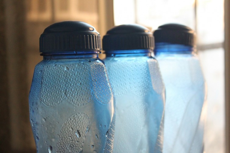 tips-membersihkan-bagian-dalam-botol-plastik-tanpa-menggunakan-sikat