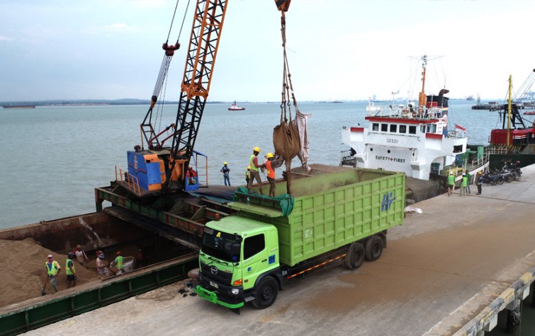 apa-kegunaan-truk-tronton-sewa-truk-tronton-harindra-surabaya
