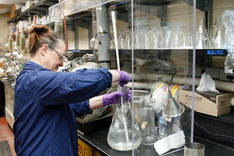 bahan-kimia-di-industri-umum-penggunaan-dan-dampaknya