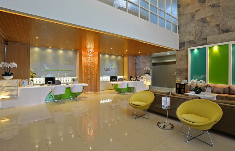 menampilkan-kesan-hangat-dan-bersahabat-pada-interior-miracle-aesthetic-clinic-melalui-fotografi-oleh-chendra-cahyadi-and-mark-design-web-design-jakarta