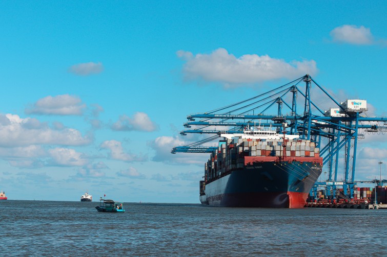 applications-and-benefits-of-fiberglass-composites-in-the-maritime-and-transportation-industry-in-surabaya