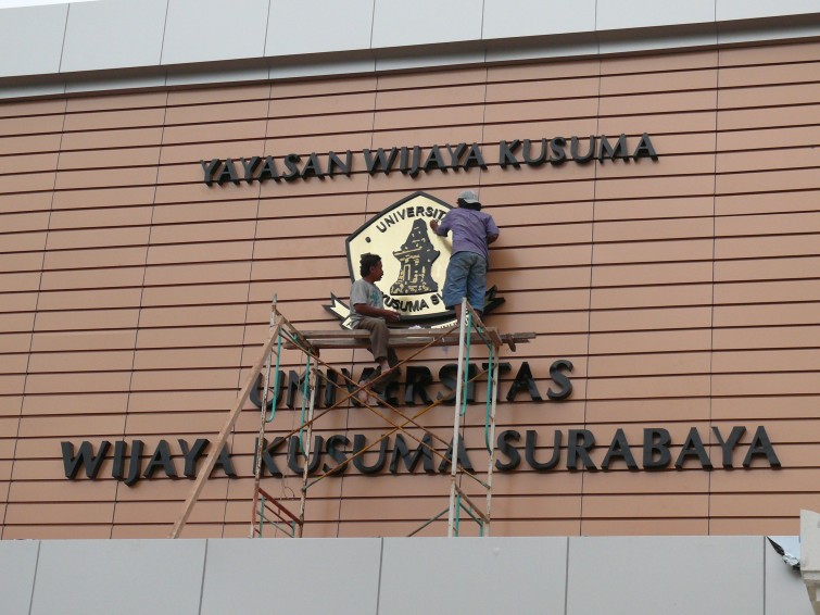univ-wijaya-kusuma-surabaya-3d-letter-timbul-galvanis
