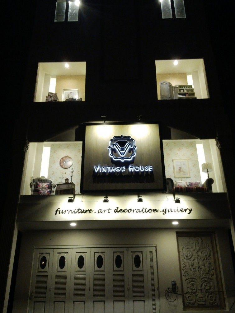 vintage-house-surabaya-3d-letter-acrylic-led